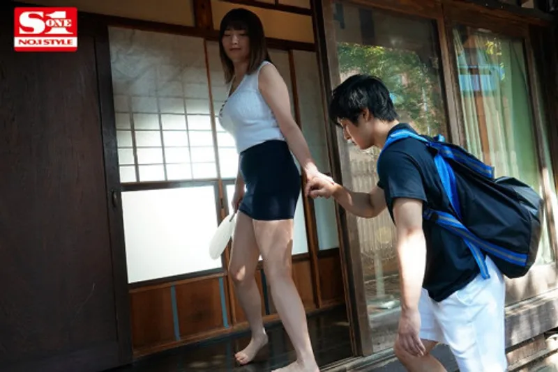 Anh chàng dam dang cậu bé khi nhìn trộm em họ địt trộm với chồng