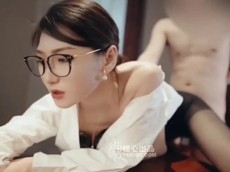 Vào phòng riêng được tiền bối nữ nứng liếm cu cho