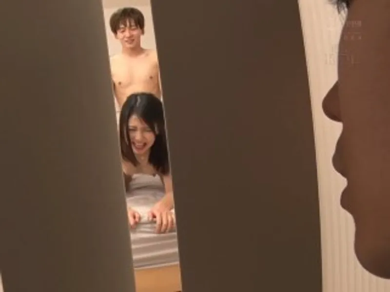 Thanh niên đang vụng trộm với chị nhà sát bên thì anh ông chồng về...