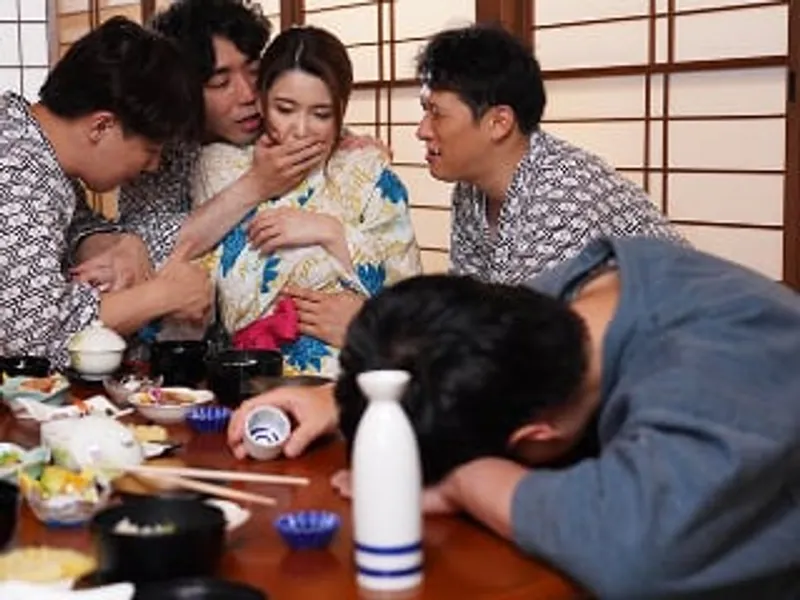 đưa người vợ đi suối nước nóng, gã chồng không biết cô vợ bị người khác chịch sấp mặt