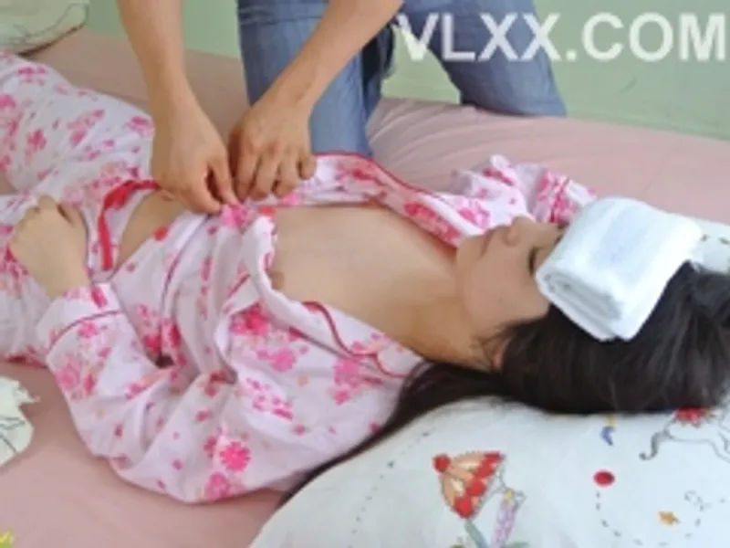Anh ruột "chăm sóc" em người yêu đang bệnh