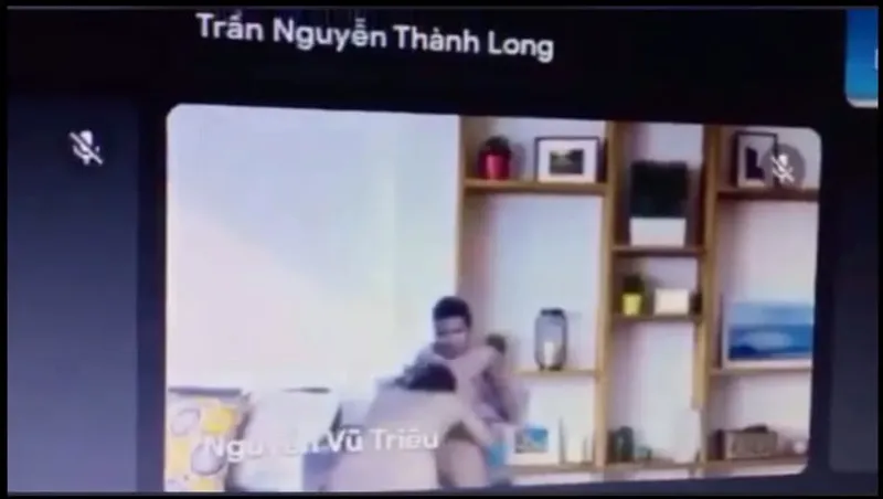 Học online quên không tắt camera lộ cảnh nhân tình đang liếm mút