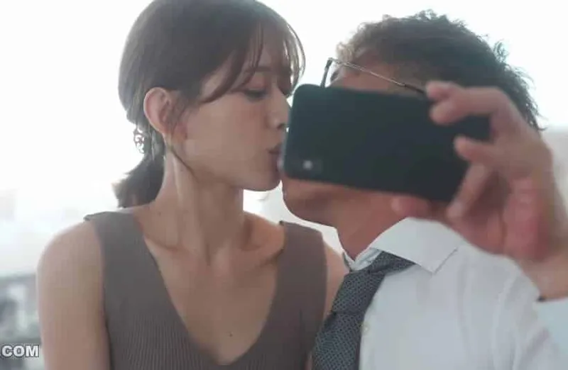 Thấy cô vợ hơi lạ, chồng yêu xem điện thoại cô vợ và thấy cảnh địt với tiền bối của mình