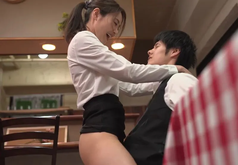 Cậu trai trẻ quan hệ nữ đồng nghiệp có người chồng nhưng chồng yêu “yếu”