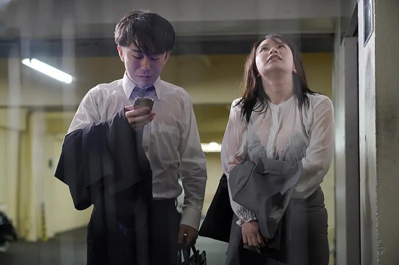 Kẹt lại khách sạn với cấp trên nữ sau một cơn mưa ướt đẫm