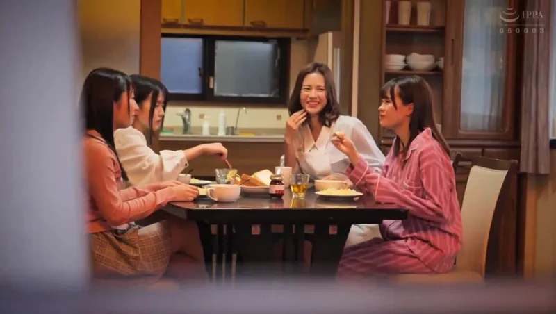 Bố đi vắng, 4 con nhỏ ở nhà bị những tên côn đồ để ý tới